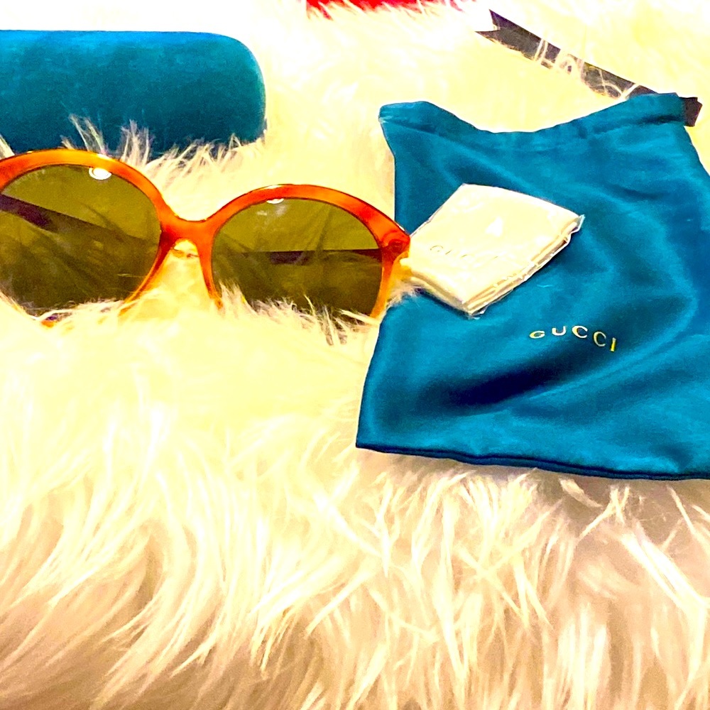 Gucci Sunglasses, Case, Dust Bag, & cloth.    Made in Italy 🇮🇹